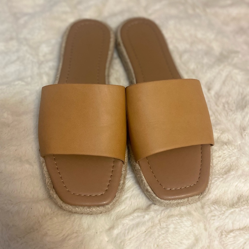 Universal thread mardi raffia sandals